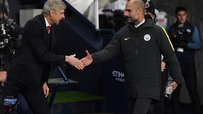 Arsene Wenger y Pep Guardiola se saludan