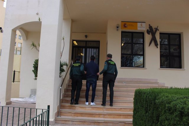 Uno de los detenidos entrando en un cuartel de la Guardia Civil