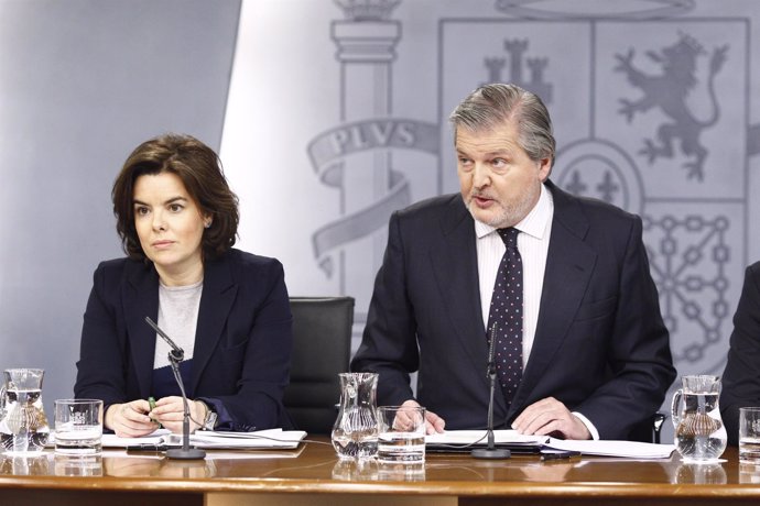 Rueda de prensa tras el Consejo de Ministros con Santamaría y Méndez de Vigo