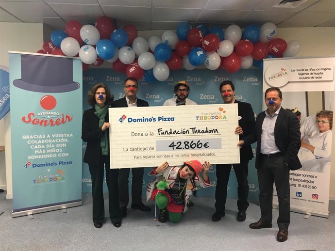 Domino's Pizza dona 42.866 euros a la Fundación Theodora para llevar la ilusión 