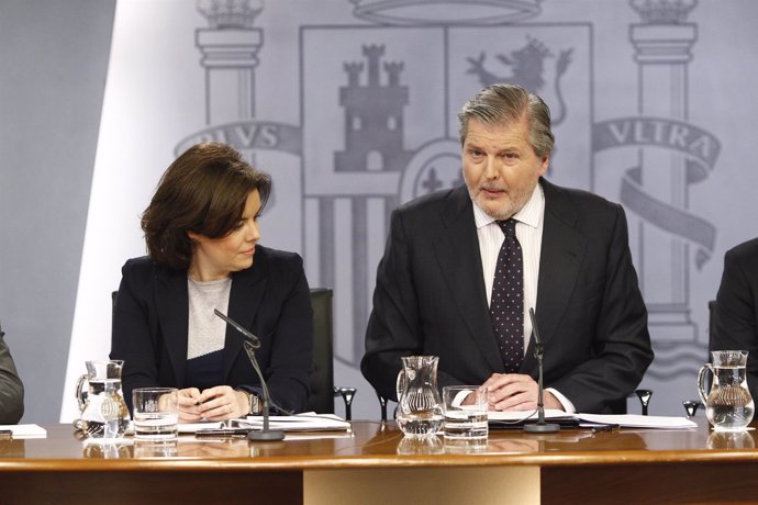 Rueda de prensa tras el Consejo de Ministros con Santamaría y Méndez de Vigo