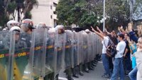 Al menos dos detenidos por las protestas en Caracas contra los fallos del Supremo