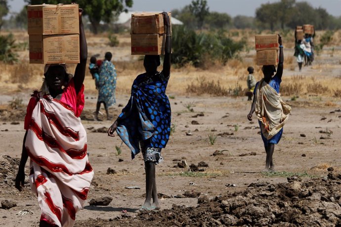 Mujeres con ayuda alimentaria del PMA en Sudán del Sur