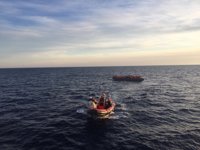 La ONG Proactiva Open Arms inicia el rescate de 250 personas en el Mediterráneo