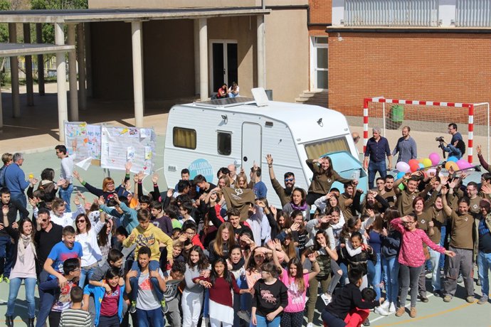 Estudiants de l'Institut  Cotes Baixes d'Alcoi (Alacant) al costat de la caravan