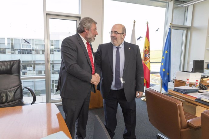 Oria se reúne con el alcalde de Valderredible, Fernando Fernández