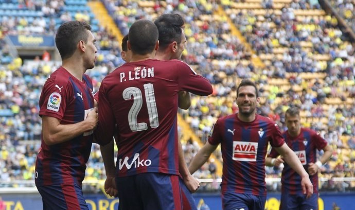 El Eibar remonta con polémica al Villarreal y sueña con Europa