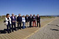 El Ayuntamiento instala en la playa del Campo de Golf un itinerario peatonal de madera de cerca de 1,5 kilómetros