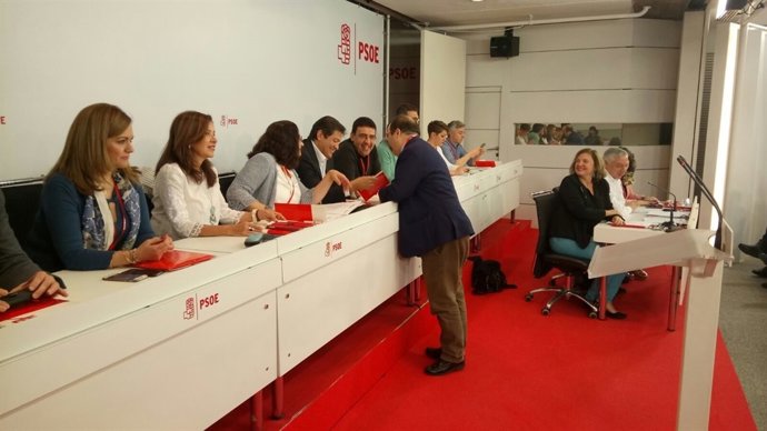 Miquel Iceta regala el seu llibre al president de la Gestora en el Comitè Federa