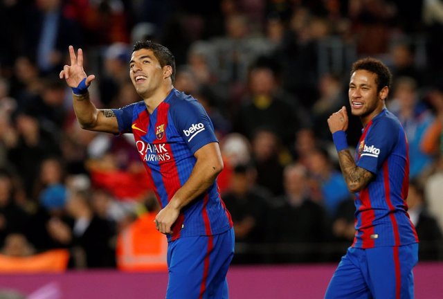 Luis Suárez celebra con Neymar