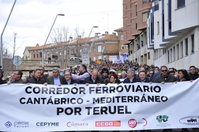 Manifestación por el corredor Cantábrico-Mediterraneo en Teruel.