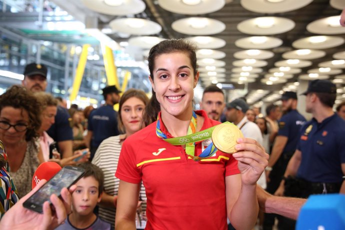 Carolina Marín muestra su medalla a su llegada a España desde Río de Janeiro