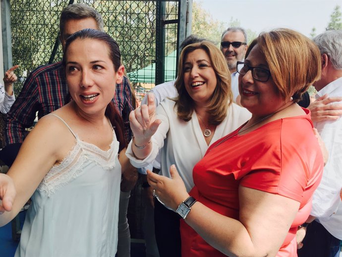 Susana Díaz en el centro. A su izquierda Patricia Hernández