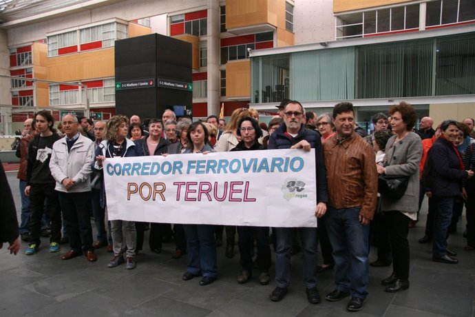 Un grupo de ciudadanos espera a las personas que han hecho el recorrido en tren.