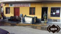 Un incendio causa daños en un bajo comercial en desuso en Lugones