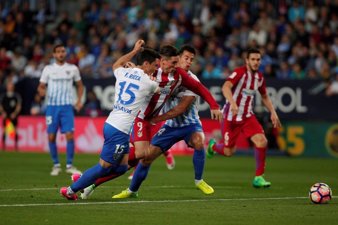 Fernando Torres en una acción del Málaga-Atlético 2017