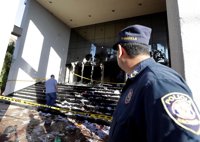 Decenas de personas vuelven a manifestarse frente al Congreso de Paraguay a pesar de los disturbios