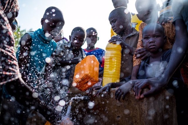 Desplazados internos recogen agua en Maiduguri (Nigeria)