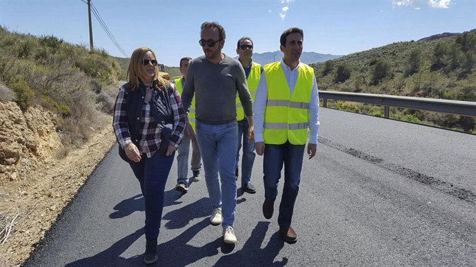 El diputado Óscar Liria visita las obras de mejora del firme en la AL-6109.