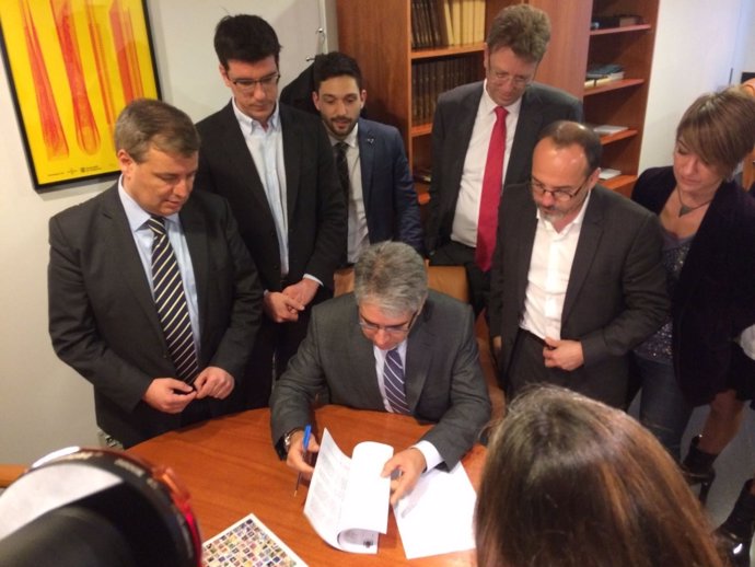 Francesc Homs, leyendo la sentencia del Supremo con sus diputados