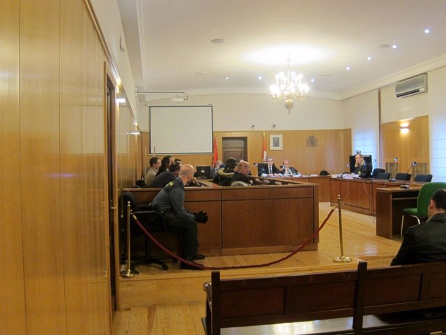 Los acusados y sus letrados en la Audiencia de Valladolid.                 