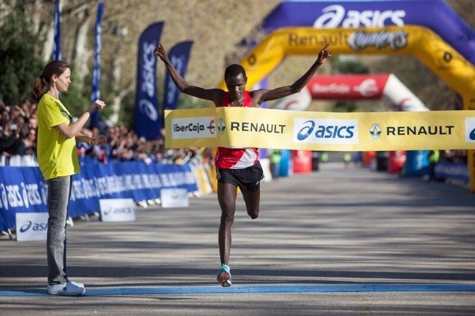 Moses Kibet cruza la meta del Renault Medio Maratón de Madrid