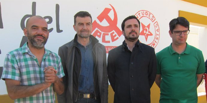 Garzón (2º dcha.) junto a Maíllo y otros dirigentes de IU y el PCA