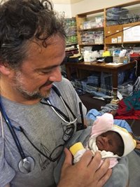 Un buque español rescata a una bebé de cuatro días junto a 218 personas más en el Mediterráneo