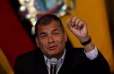 Foto: Correa deposita su voto para los comicios en un "momento decisivo" para la izquierda en Latinoamérica