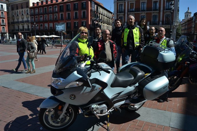 Valladolid. Asistentes a la concentración para pedir quitamiedos más seguros
