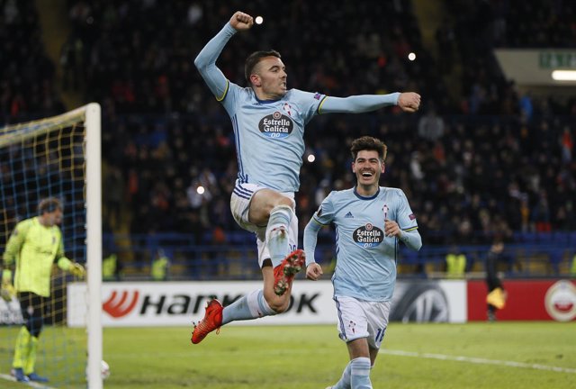 Iago Aspas y Jozabed celebran el pase del Celta a octavos