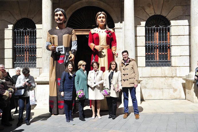 Presentación de los gigantes de los Amantes.