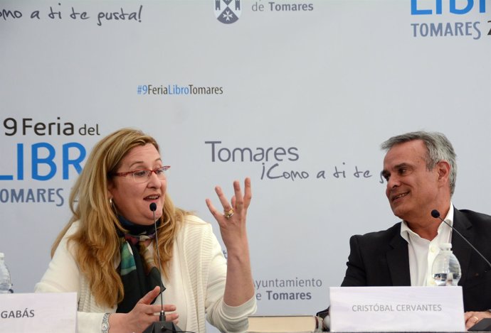 Luz Gabás clausura la Feria del Libro de Tomares (Sevilla)