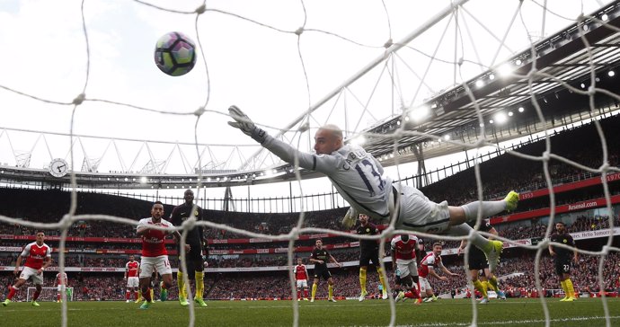 Willy Caballero encaja un gol contra el Arsenal