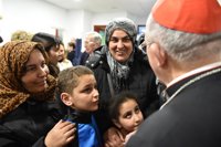 Osoro visita las nuevas instalaciones de la Obra Social Familiar Álvaro del Portillo en Vallecas