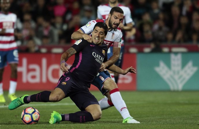 Luis Suárez pugna con Lombán en el Granada-FC Barcelona