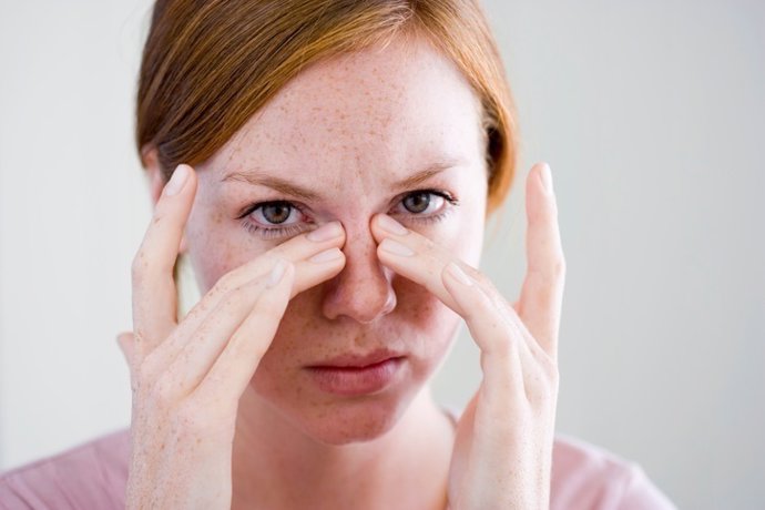 Ojeras, bolsas, mujer, pelirroja