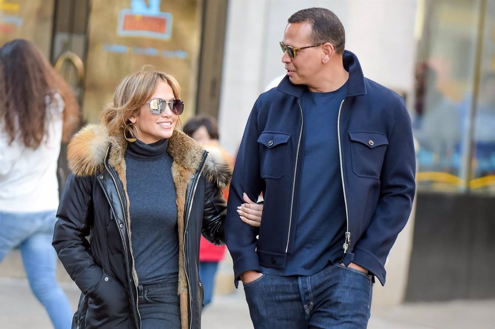 Jennifer Lopez y Alex Rodriguez pasean muy felices juntos./ Cordon Press