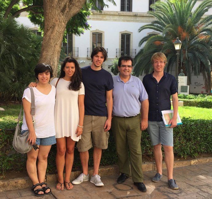 El equipo de 'Dhogs' junto al diputado de Cultura, Antonio Jesús Rodríguez.