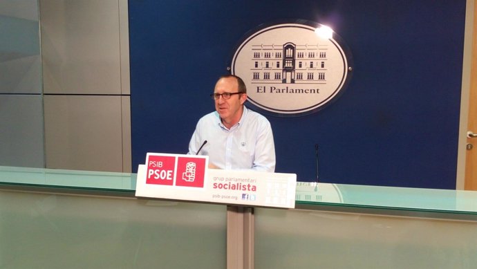 Andreu Alcover en una rueda de prensa en el Parlament