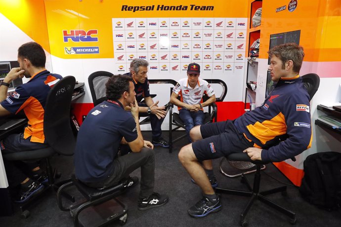 Dani Pedrosa con el equipo