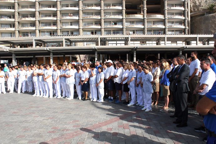 Trabajadores de Anfi guardan un minuto de silencio por la muerte de Yurena López