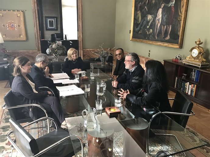 Dancausa con vecinos de Tetúan