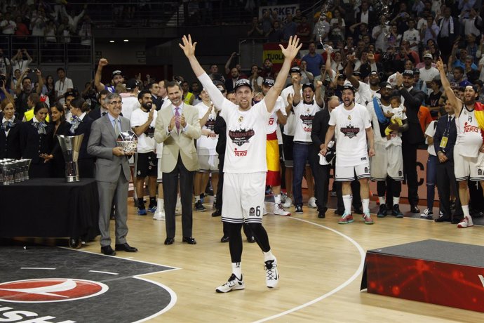 Nocioni celebrando el MVP de la final de la Euroliga