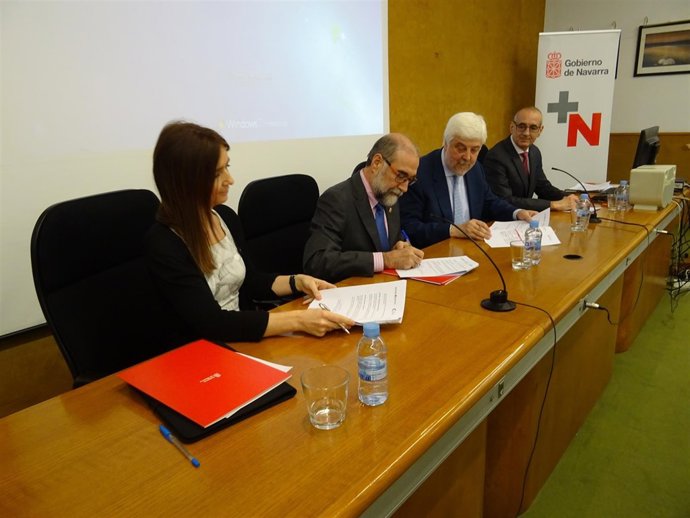 Álvarez, el consejero Domínguez e Iñiguez firman el convenio          
