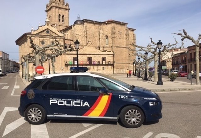 Vehículo policial patrullando. 