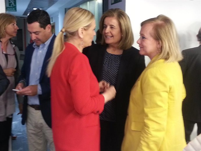 Mercedes Fernández, a la derecha