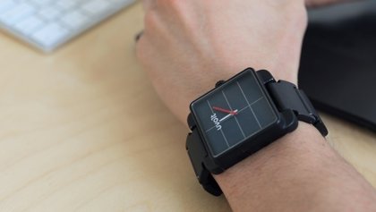 Este reloj no es inteligente, pero sirve de batería externa para el móvil y  se carga con el sol