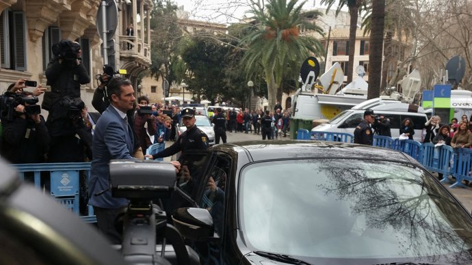 Iñaki Urdangarin abandona l'Audiència després de la vista de mesures cautelars