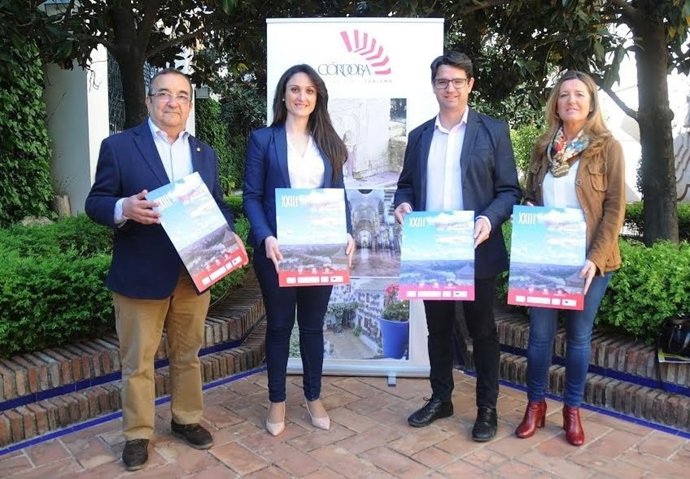 Gómez y García (centro) durante la presentación